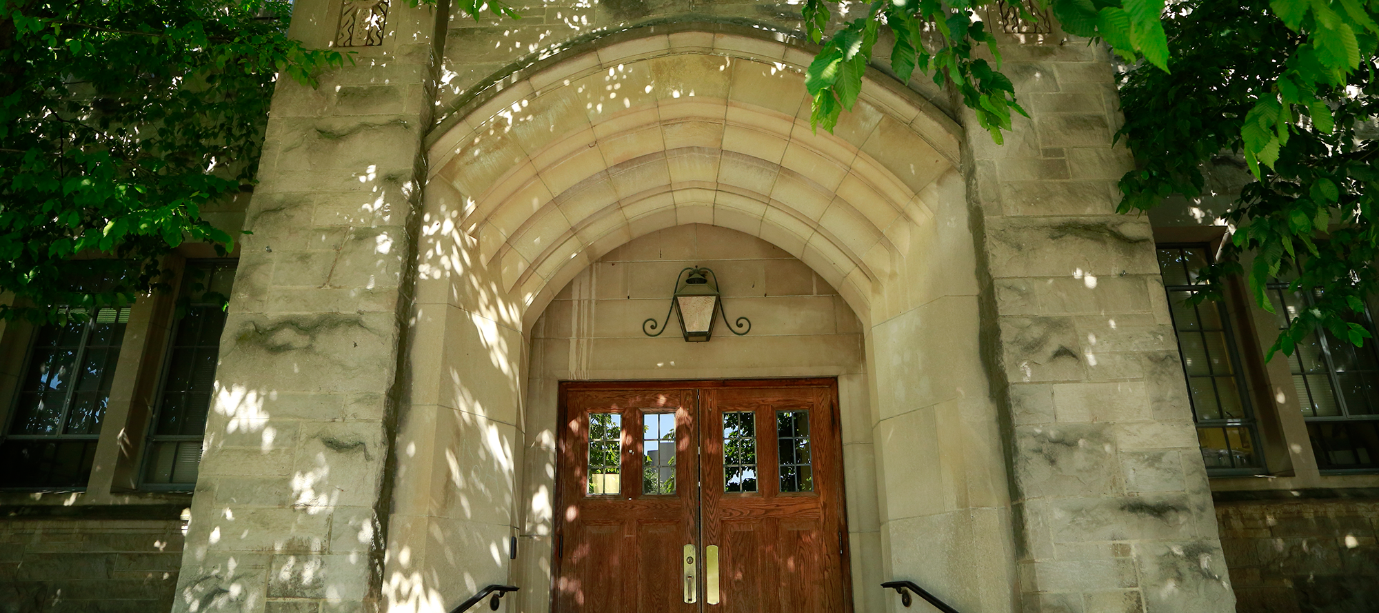 药房大楼拱门入口石灰石和棕色的门